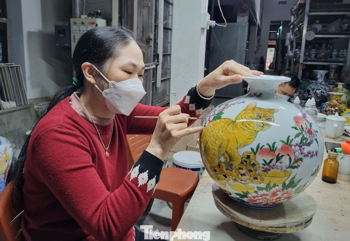 Bên cạnh sản phẩm “Miêu linh Quý Mão”, các cơ sở sản xuất gốm ở Bát Tràng còn sản xuất các loại bình "Miêu linh tài lộc" để tung ra thị trường phục vụ Tết Quý Mão.