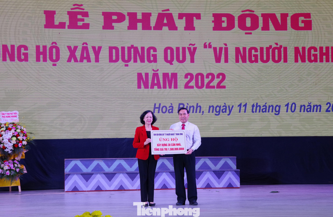 Bà Trương Thị Mai trao 1,5 tỷ đồng từ nguồn Quỹ Vì người nghèo của Ủy ban Trung ương MTTQ Việt Nam tặng Quỹ Vì người nghèo tỉnh Hòa Bình.