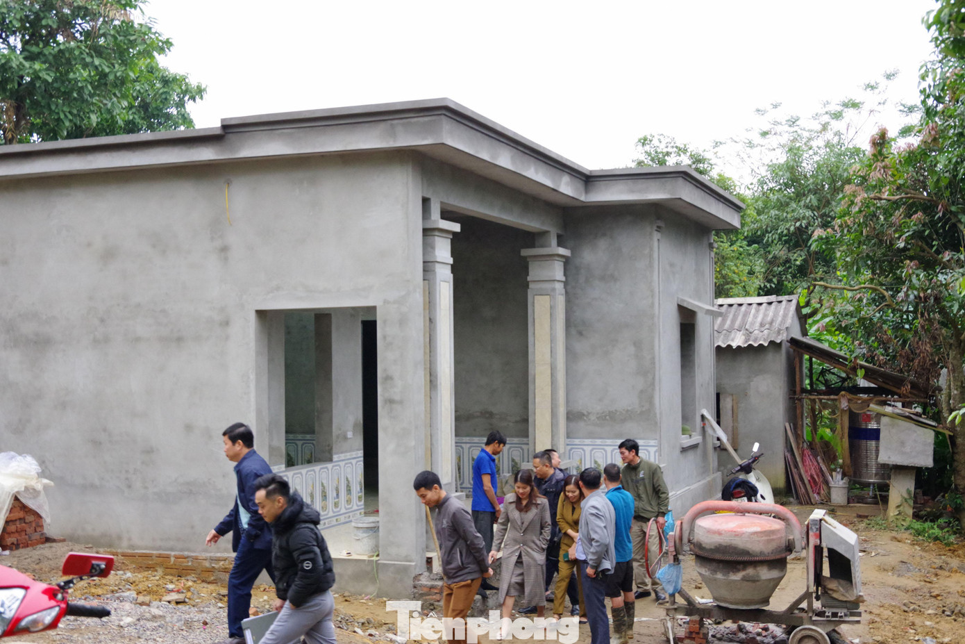 Ngôi nhà của cụ Đơ được xây dựng có diện tích hơn 70m2, trị giá hơn 200 triệu đồng và sự đóng góp ngày công của hàng xóm, láng giềng và con cháu trong dòng họ.