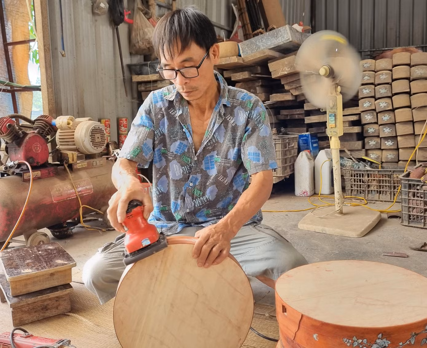 Anh Đào Văn Tuấn chia sẻ thêm: “Khi nghe tiếng đàn của các nghệ sĩ sử dụng đàn Đào Xá, tôi cảm nhận được cái đẹp của nghề làm đàn, thế rồi tôi càng trau chuốt nghề hơn và này có thể nói khẳng định được tôi sẽ sống chết với nghề”.