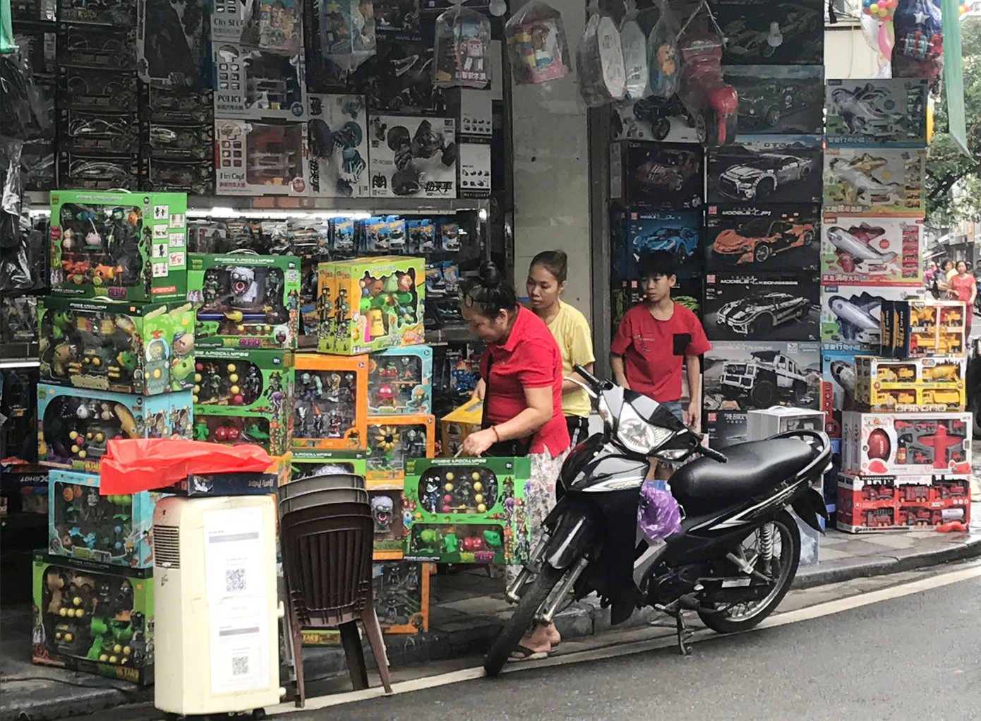 Mặt tiền các cửa hàng bán đồ chơi ở Hà Nội đều bày những đồ chơi trẻ em có xuất xứ từ Trung Quốc. Ảnh: Viết Hà Mặt tiền các cửa hàng bán đồ chơi ở Hà Nội đều bày những đồ chơi trẻ em có xuất xứ từ Trung Quốc. Ảnh: Viết Hà