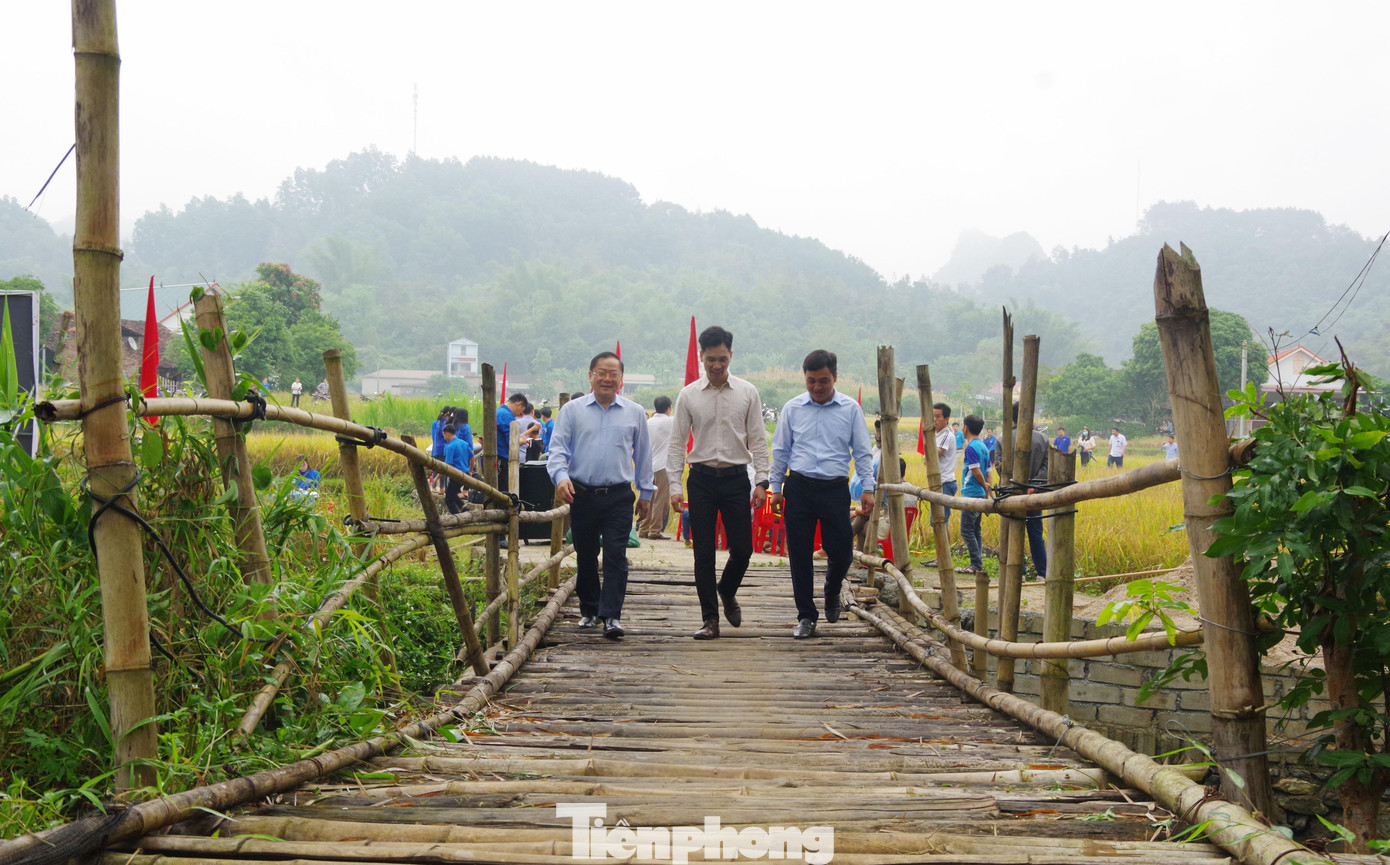Ngày 9/10, tại thôn Bản Hoá, Cộng đồng 1000M, Quỹ Big Share, báo Tiền Phong, Tỉnh Đoàn Cao Bằng và UBND huyện Hòa An tổ chức lễ khởi công xây dựng công trình cầu Tâm sáng. Trong ảnh: Lãnh đạo báo Tiền Phong, cùng nhà tài trợ, lãnh đạo địa phương đi qua chiếc cầu tạm của thôn Bản Hóa - nơi sẽ xây chiếc cầu mới.