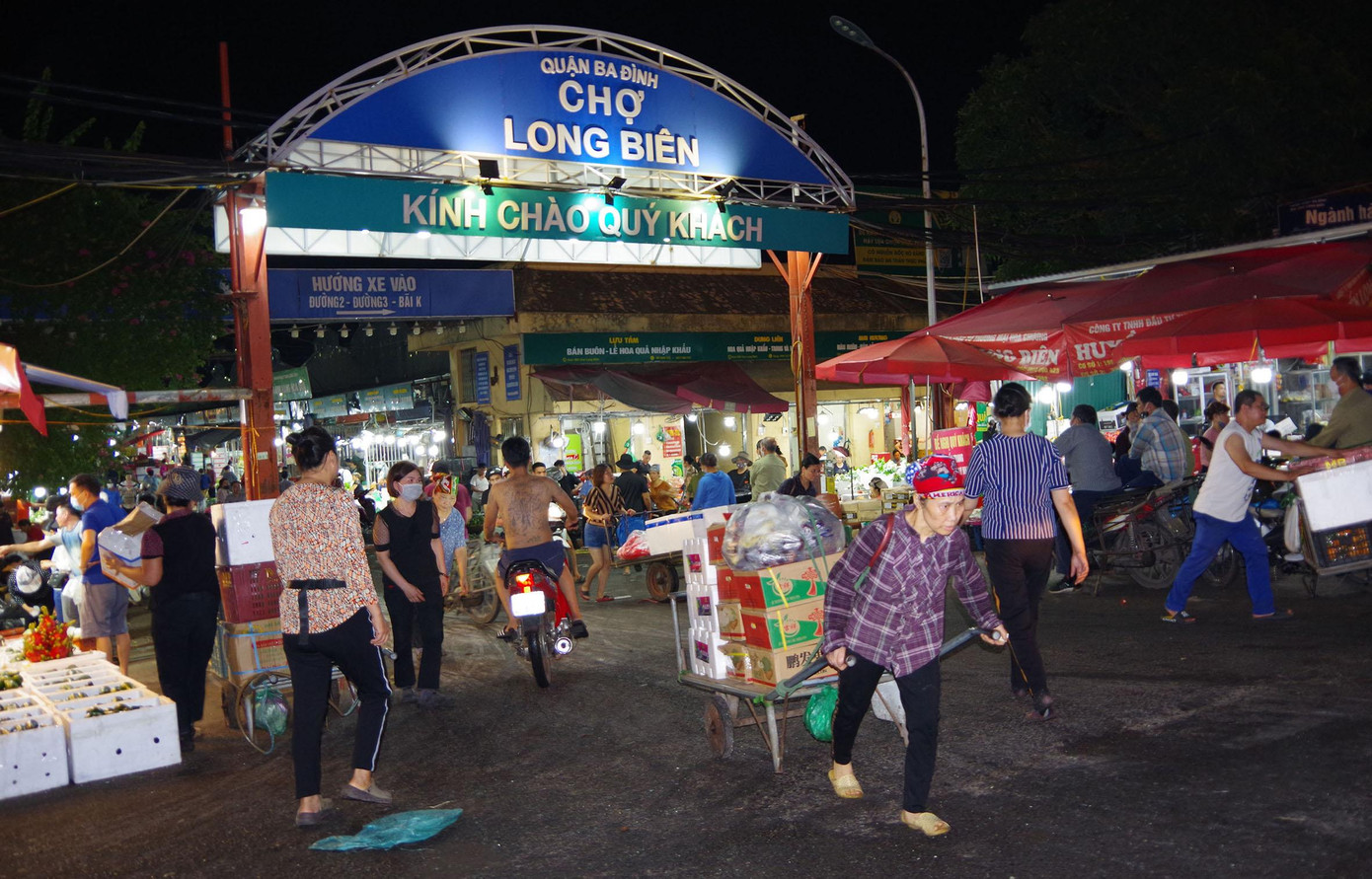 Lúc 3 đến 4h sáng là cao điểm của chợ đầu mối Long Biên. Nhưng những ngày này, hàng về ít, chợ chỉ lác đác mấy xe hàng qua lại.