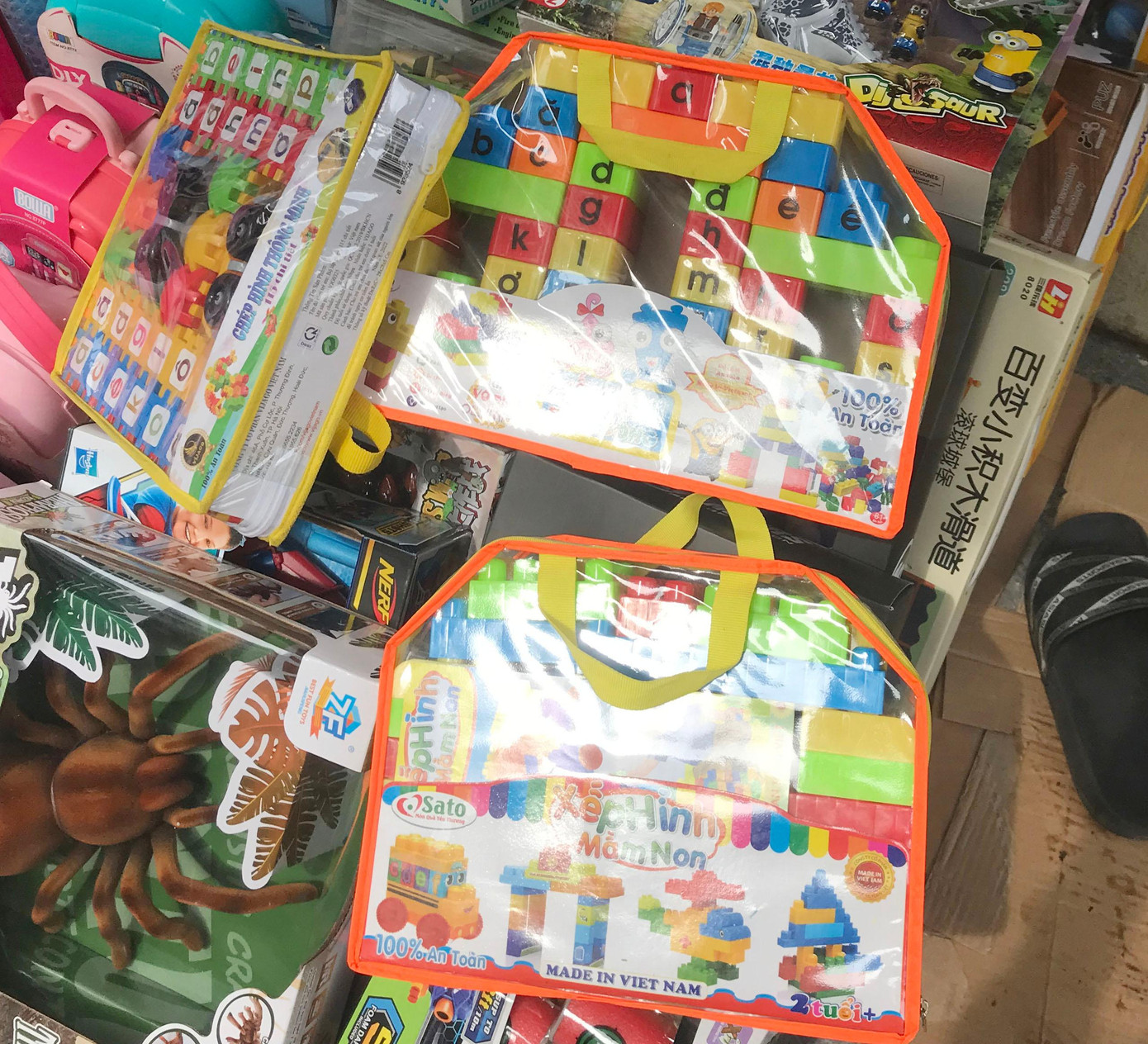Mỗi cửa hàng đồ chơi chỉ xuất hiện vài bộ đồ chơi xếp hình do doanh nghiệp Việt Nam sản xuất. Ảnh: Viết Hà Mỗi cửa hàng đồ chơi chỉ xuất hiện vài bộ đồ chơi xếp hình do doanh nghiệp Việt Nam sản xuất. Ảnh: Viết Hà