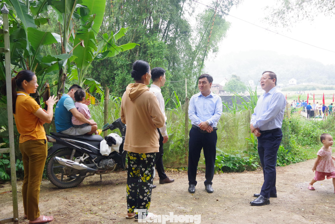 Chị Hoàng Thị Ngân, thôn Bản Hòa chia sẻ: "Bao năm nay mỗi khi có mưa, lũ cầu tạm lại bị ngập; lúc nào cũng có nguy cơ bị cuốn trôi, người dân đi lại rất nguy hiểm. Đặc biệt, mỗi khi mưa, học sinh phải nghỉ học. Những năm trước, vợ chồng tôi đi làm công nhân ở Hưng Yên, mỗi khi trời mưa là ruột nóng như lửa đốt lo lắng cho hai con ở nhà. Cứ sợ con đi chơi qua cầu sẩy chân xuống suối". Trong ảnh: Tổng Biên tập báo Tiền Phong Lê Xuân Sơn (thứ nhất bên phải) trò chuyện với người dân thôn Bản Hòa.