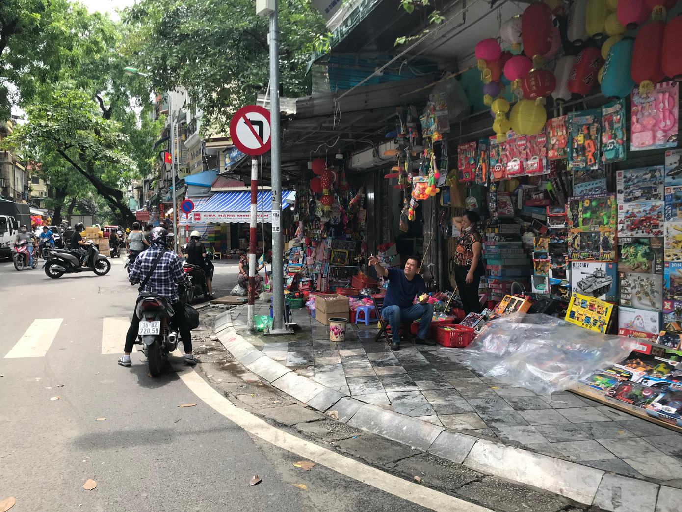 Phố Hàng Mã cũng vắng hoe dù cận kề ngày 1/6. Ảnh: Viết Hà Phố Hàng Mã cũng vắng hoe dù cận kề ngày 1/6. Ảnh: Viết Hà