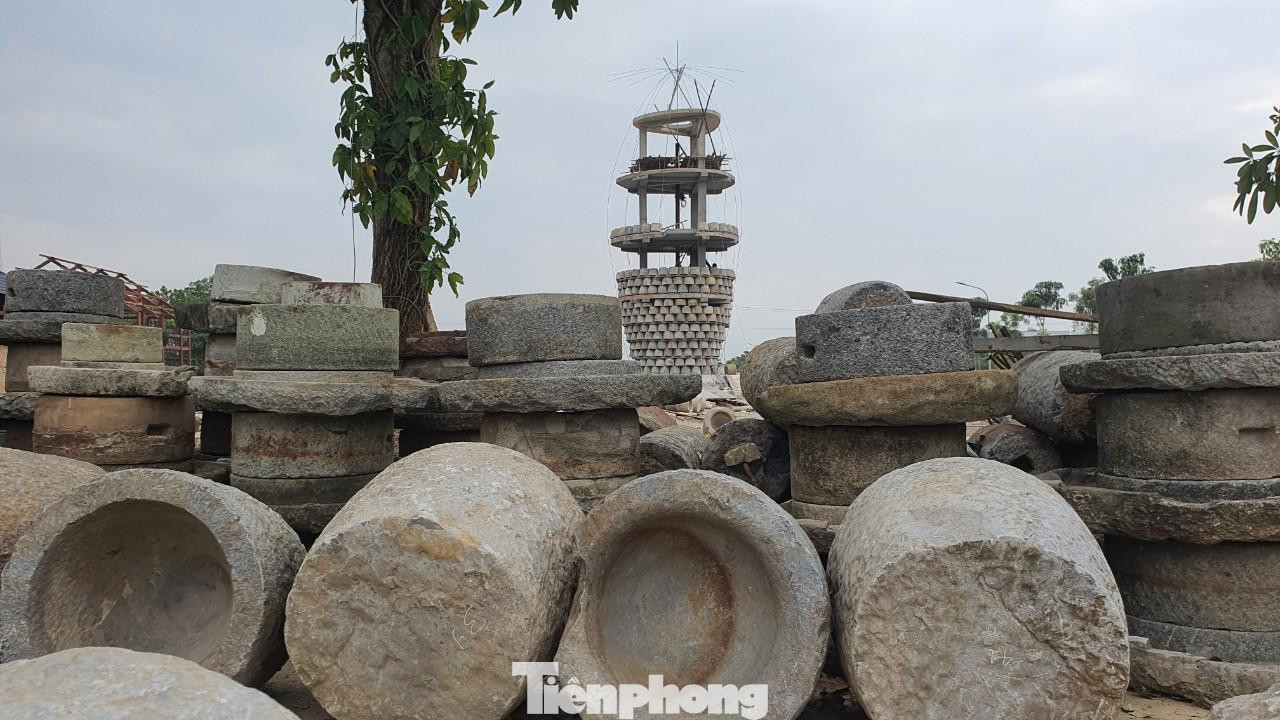 Anh Toản cho biết, khi sản xuất nông nghiệp ngày càng hiện đại, tại nhiều vùng quê, những chiếc cối đá, trục đá, cối xay lúa… bị bỏ ở lề đường, bờ bụi. Anh Toản đã dành thời gian, tiền bạc để sưu tầm những chiếc cối đá, xây dựng khu trưng bày.