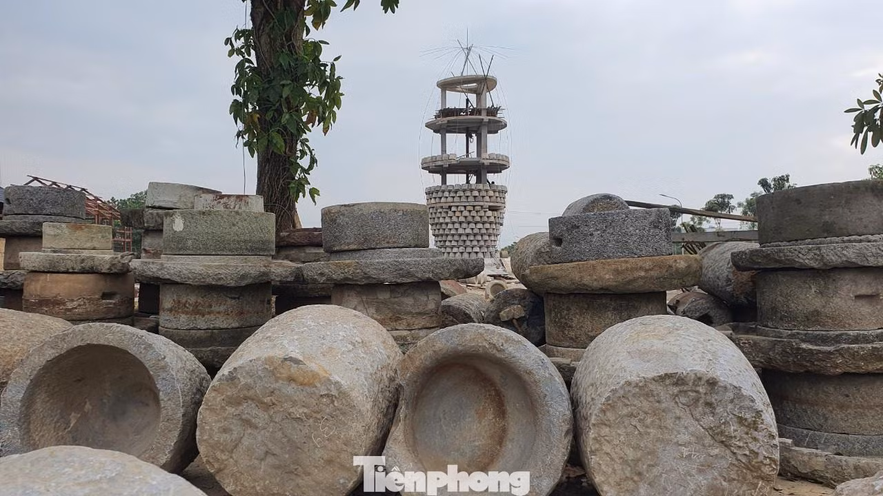 Anh Toản cho biết, khi sản xuất nông nghiệp ngày càng hiện đại, tại nhiều vùng quê, những chiếc cối đá, trục đá, cối xay lúa… bị bỏ ở lề đường, bờ bụi. Anh Toản đã dành thời gian, tiền bạc để sưu tầm những chiếc cối đá, xây dựng khu trưng bày.
