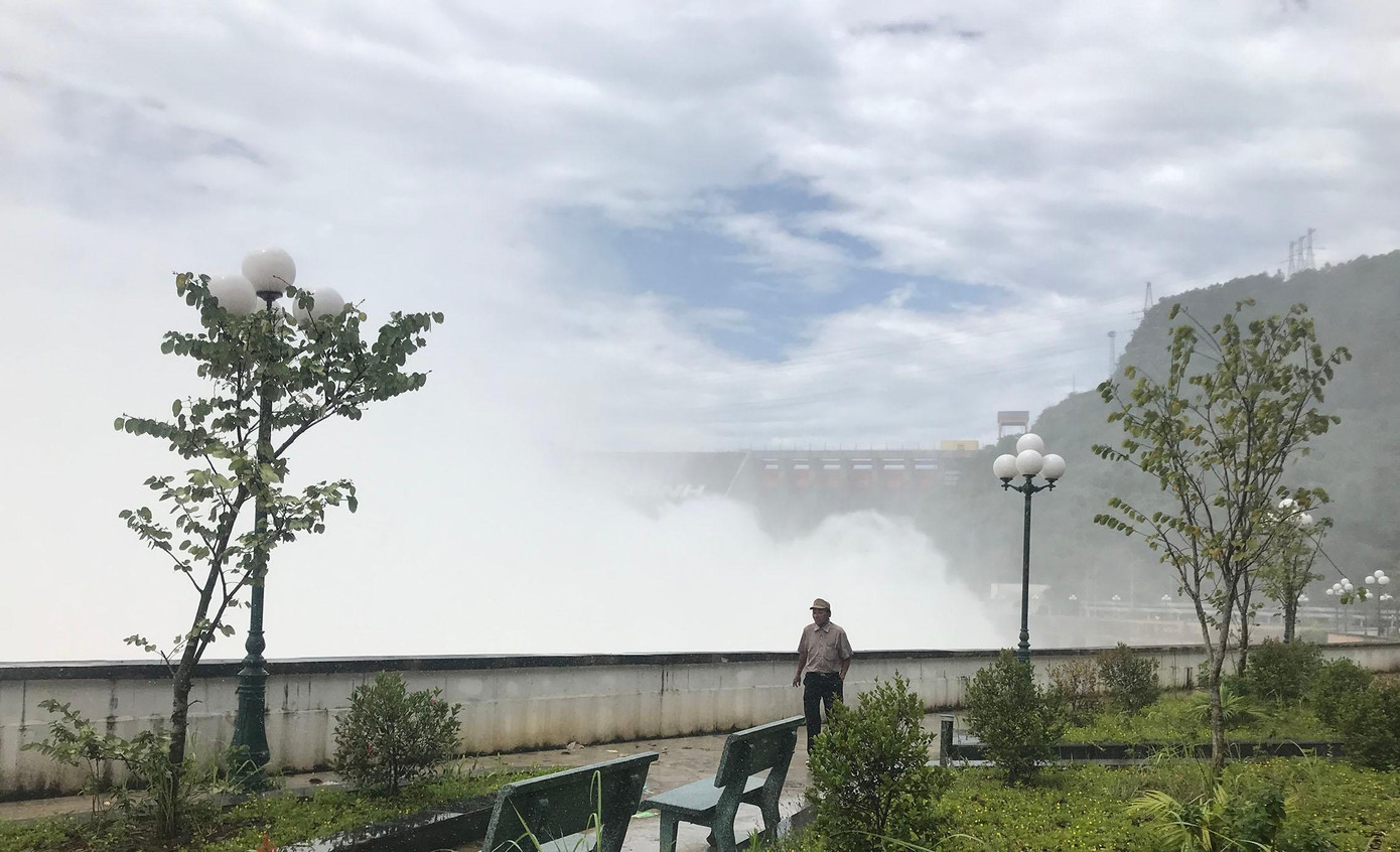 Theo đại diện công ty thủy điện Hòa Bình, hiện lượng nước về ít hơn lượng nước xả nên việc xả nước sẽ dừng dần trong vài ngày tới khi nước xuống mức 105 mét.