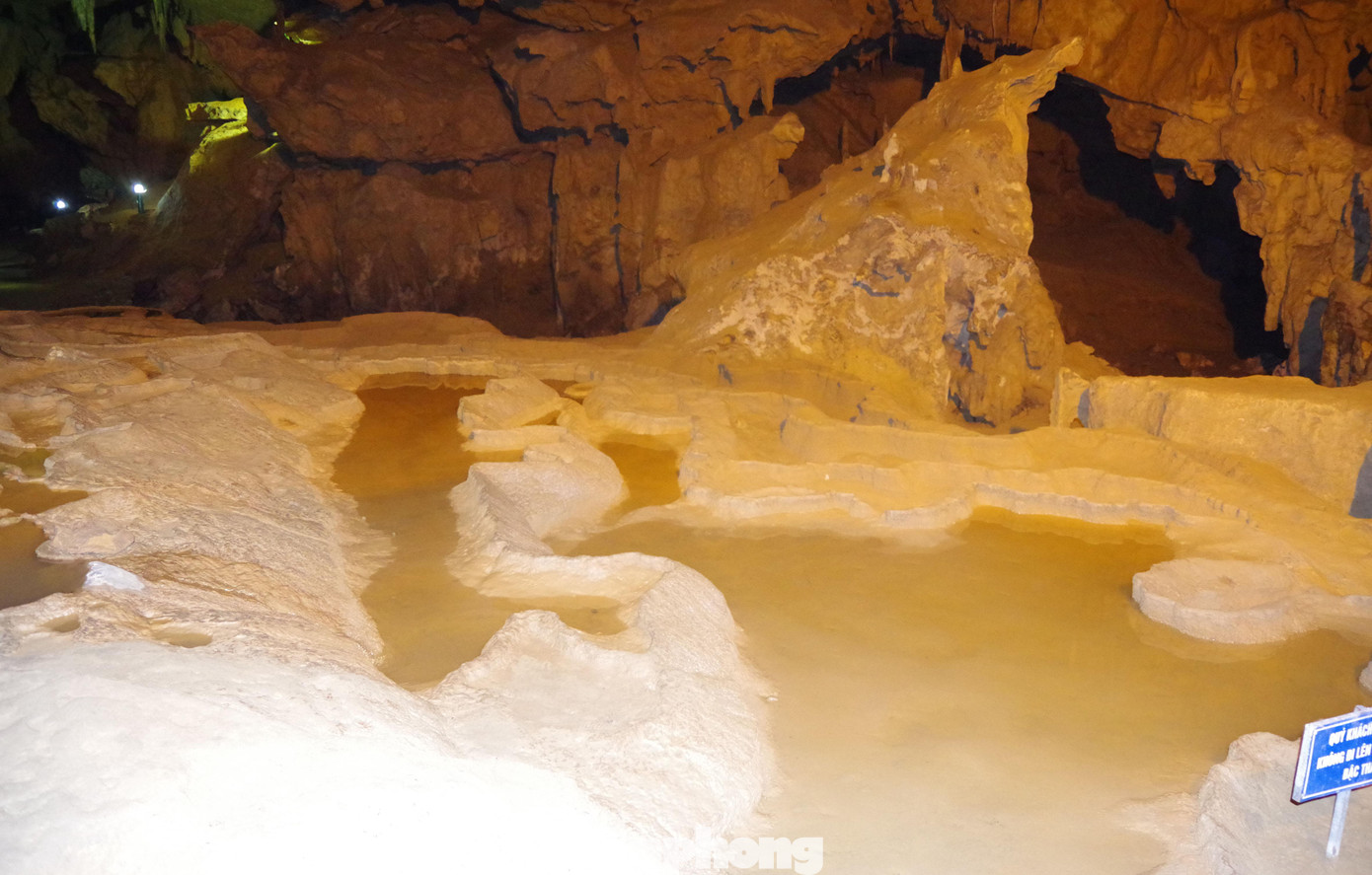 Trong ảnh là những "thửa ruộng bậc thang" lớn do sàn đá vôi bị xâm thực và phong hóa nhiều triệu năm tạo thành. Đôi khi, du khách còn bắt gặp những con suối nhỏ trong động, nước chảy róc rách.