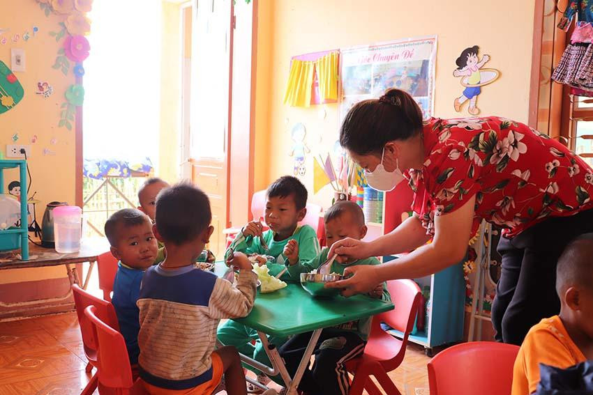 Cô Hương chia sẻ thêm: "Các suất ăn bộ đội chuẩn bị cho các con rất đầy đặn. Buổi trưa, các con ăn không hết, tôi để lại một phần trong thùng giữ nhiệt để các con ăn buổi chiều".