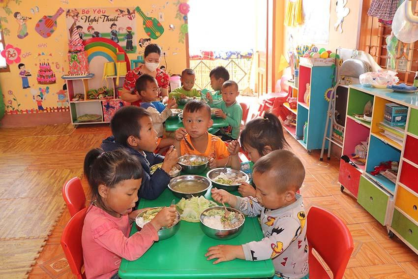 Bữa cơm đầy đủ trứng, thịt, rau xanh giúp các cháu ngon miệng đảm bảo sức khỏe học tập và phát triển toàn diện.