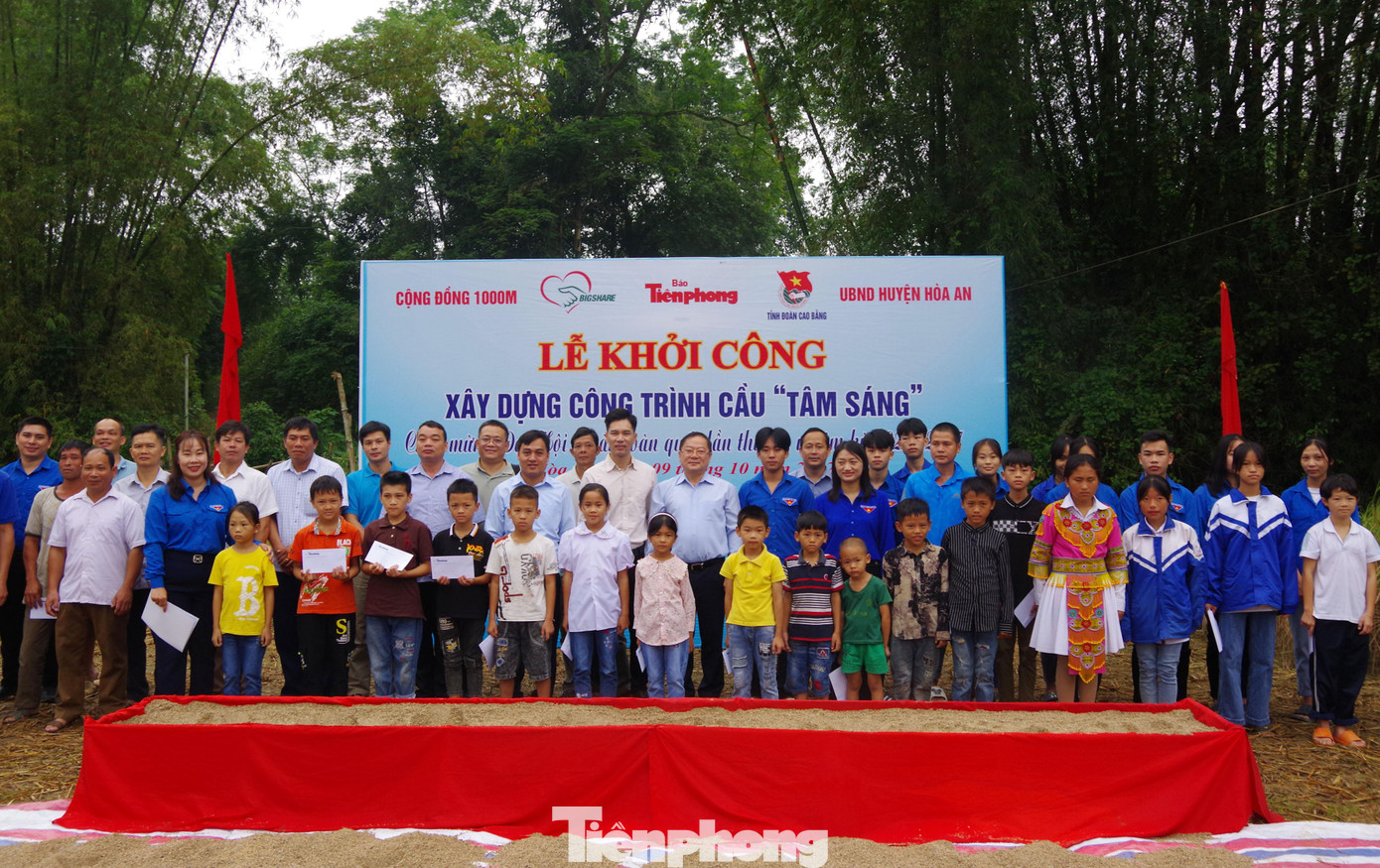 Tại buổi lễ, báo Tiền Phong cũng trao 20 suất học bổng cho 20 em học sinh, mỗi suất 500 nghìn đồng