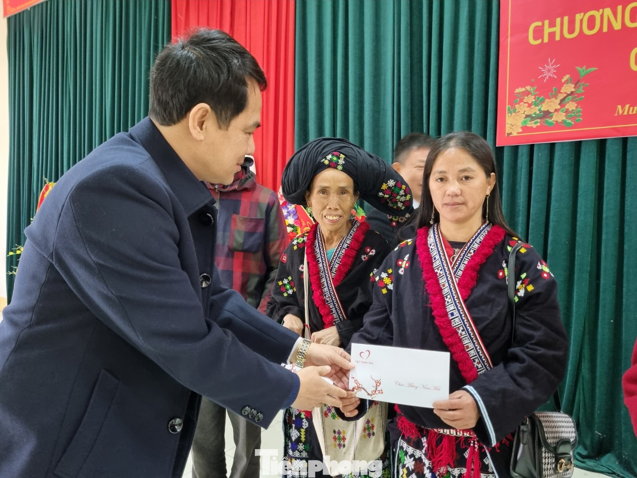 Phát biểu tại buổi tặng quà, ông Triệu Minh Xiết, Phó Bí thư Thường trực Huyện ủy Mường Lát cảm ơn Quỹ Thiện Tâm và báo Tiền Phong luôn quan tâm đến đồng bào nghèo huyện Mường Lát. "Đời sống của đồng bào các dân tộc tại huyện nhà đang còn nhiều khó khăn. Những món quà ý nghĩa này, góp phần giúp đồng bào nghèo có cái Tết đầm ấm hơn. Đồng thời, động viên các hộ nghèo vươn lên trong cuộc sống", ông Xiết nói.