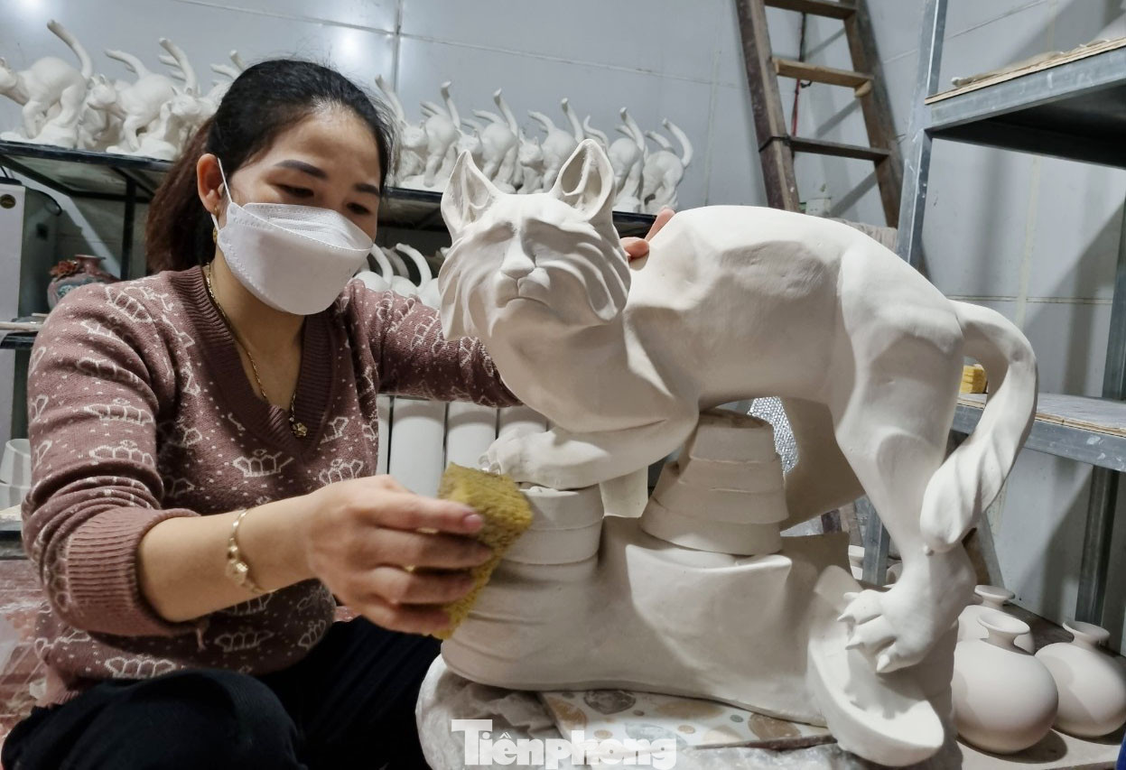 Năm nay, ngoài việc sử dụng men truyền thống, các cơ sở sản xuất còn sử dụng men hỏa biến trên linh vật mèo ôm đồng tiền, với mong muốn mang lại bình an, may mắn và tài lộc cho năm mới.