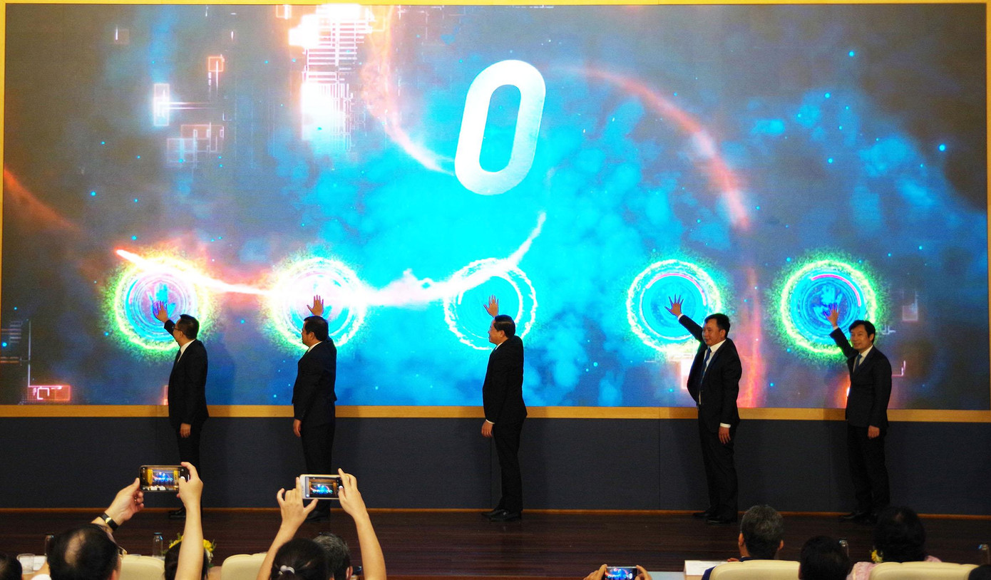 Các đại biểu khai trương Triển lãm số, gian hàng số “Vải thiều Việt Nam vươn ra thế giới”. Ảnh: Viết Hà