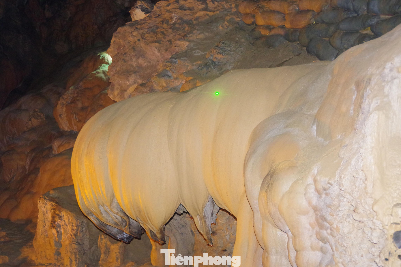 Trong động có bông sen đá úp ngược lớn nhất Việt Nam với chiều ngang rộng 12m. Về mùa mưa, nước từ những cánh hoa nhỏ xuống vừa đẹp mắt vừa vui tai.