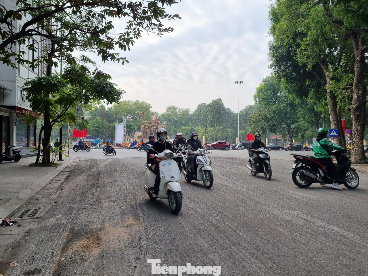 Trao đổi với phóng viên, ông Lê Hữu Hông, Trưởng Ban Duy tu các công trình hạ tầng giao thông, Sở Giao thông vận tải Hà Nội cho biết, đường Quang Trung từ lâu không được sửa chữa, dẫn đến hư hỏng ở nhiều vị trí. Mặt khác, tuyến đường đã đến kỳ hạn sửa chữa, việc cào mặt đường thảm lại nằm trong kế hoạch. “Tuyến phố Quang Trung từ lâu không được sửa chữa, dẫn đến mặt đường bị rạn nứt, hư hỏng, có khả năng mất an toàn giao thông. Qua khảo sát việc hư hỏng mặt đường là không đồng đều trên toàn tuyến, nếu vá từng đoạn không đảm bảo kỹ thuật. Vì vậy, phải cào bóc toàn bộ mặt đường để thảm lại, vừa đảm bảo mỹ quan, vừa đảm bảo kỹ thuật”, ông Hồng cho biết. Về tiến độ, ông Hồng nói: "Chủ yếu thi công ban đêm, chỉ làm vài ngày là xong". Ông Hồng cho biết thêm, những ngày tới sẽ tiếp tục cào bóc toàn tuyến phố Quang Trung; ngoài ra sẽ thảm lại mặt đường phố Quán Sứ vì đã xuống cấp, hư hỏng. Trao đổi với phóng viên, ông Lê Hữu Hông, Trưởng Ban Duy tu các công trình hạ tầng giao thông, Sở Giao thông vận tải Hà Nội cho biết, đường Quang Trung từ lâu không được sửa chữa, dẫn đến hư hỏng ở nhiều vị trí. Mặt khác, tuyến đường đã đến kỳ hạn sửa chữa, việc cào mặt đường thảm lại nằm trong kế hoạch. “Tuyến phố Quang Trung từ lâu không được sửa chữa, dẫn đến mặt đường bị rạn nứt, hư hỏng, có khả năng mất an toàn giao thông. Qua khảo sát việc hư hỏng mặt đường là không đồng đều trên toàn tuyến, nếu vá từng đoạn không đảm bảo kỹ thuật. Vì vậy, phải cào bóc toàn bộ mặt đường để thảm lại, vừa đảm bảo mỹ quan, vừa đảm bảo kỹ thuật”, ông Hồng cho biết. Về tiến độ, ông Hồng nói: "Chủ yếu thi công ban đêm, chỉ làm vài ngày là xong". Ông Hồng cho biết thêm, những ngày tới sẽ tiếp tục cào bóc toàn tuyến phố Quang Trung; ngoài ra sẽ thảm lại mặt đường phố Quán Sứ vì đã xuống cấp, hư hỏng.