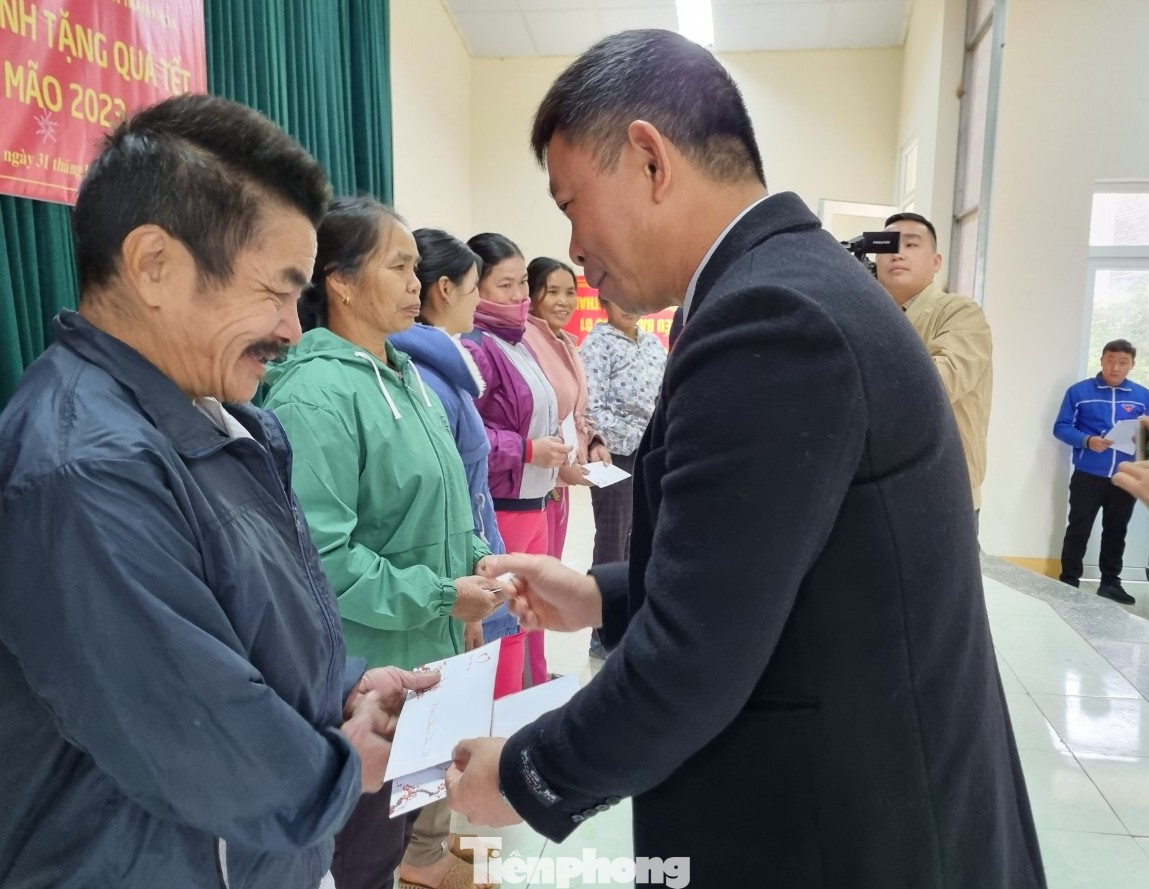 Ông Lý Văn Lênh, bản Nà Tao, xã Phù Nhi xúc động nói: “Người nghèo chúng tôi cảm ơn các đơn vị đã về tận bản để trao quà Tết. Những món quà này, giúp chúng tôi với bớt khó khăn trong dịp Tết Quý Mão. Đồng thời, là động lực để chúng tôi phấn đấu vượt khó, vươn lên trong cuộc sống. Cảm ơn chương trình đã giúp chúng tôi được có cái Tết ấp áp hơn”.