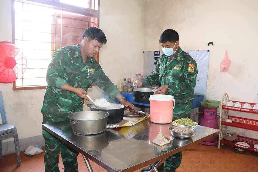 Cơm, thức ăn nóng hổi được các anh cho vào thùng giữ nhiệt mang xuống tận lớp học cho các cháu.