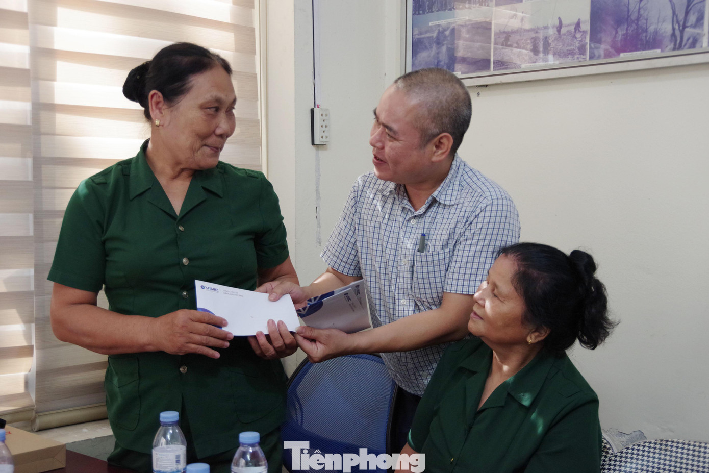 Đại diện Tổng Công ty Hàng hải Việt Nam trao quà cho cựu TNXP tỉnh Nghệ An. Đại diện Tổng Công ty Hàng hải Việt Nam trao quà cho cựu TNXP tỉnh Nghệ An.