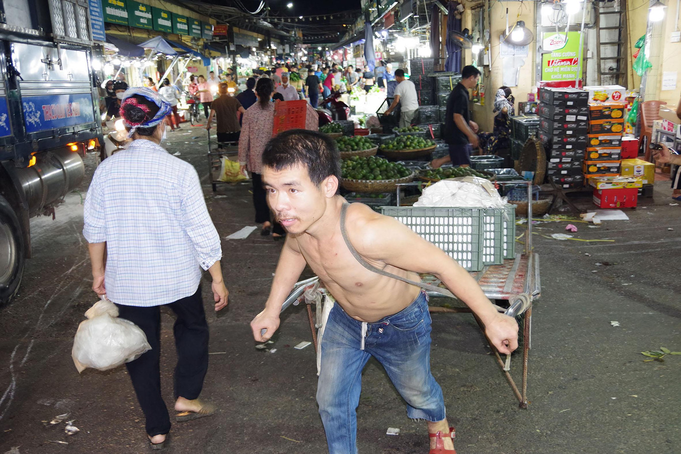 Làm việc xuyên đêm rất vất vả, nhưng giá cả lương thực, thực phẩm tăng cao, nên những người vận chuyển, bốc vác, gánh hàng thuê phải rau, dưa qua ngày. Quá trình thực hiện bài viết, chúng tôi muốn tìm các hàng cơm phục vụ bữa trưa, bữa tối cho phu khuân vác xem họ buôn bán ra sao, chất lượng bữa ăn thế nào. Tuy nhiên, chợ có hai hàng cơm nhưng đều đã đóng cửa cả vì ít khách.