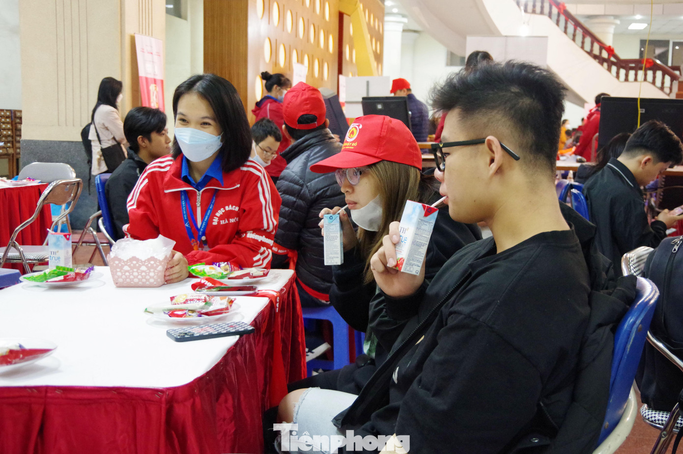 Các tình nguyện viên nghỉ ngơi, ăn uống, theo dõi sức khỏe ngay sau khi hiến máu