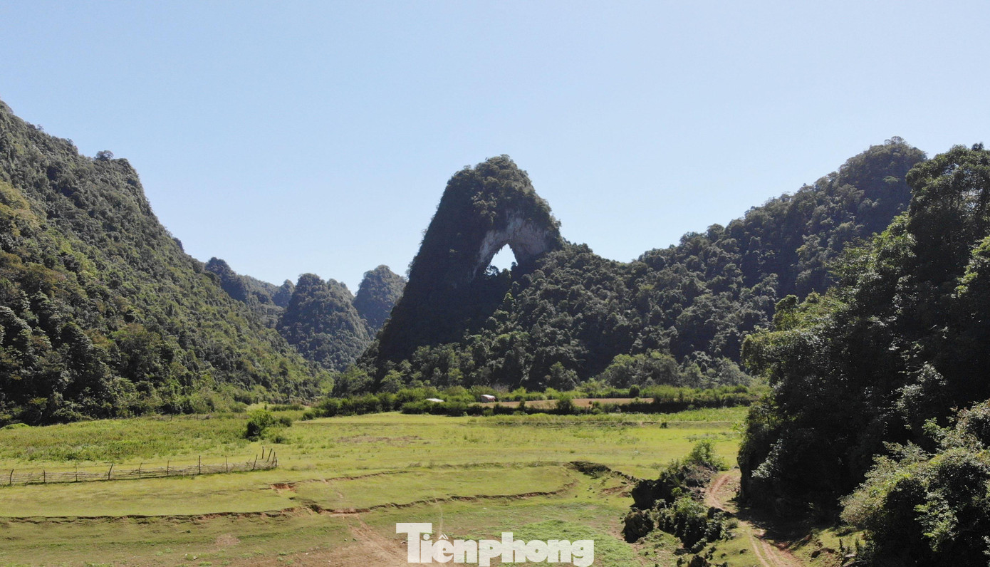 Điều độc đáo ở đây là các hồ liên thông nhau với các dòng chảy trên bề mặt hoặc dòng chảy ngầm. Vì thế mực nước các hồ có thể thay đổi theo mùa, đôi khi rất đột ngột, có khi chỉ trong một vài giờ nước ào ạt dâng lên mênh mông, cũng chỉ trong vài khoảnh khắc nước lại sôi réo và có thể lại rút cạn toàn bộ. Khi nước rút, quanh Mắt Thần Núi là thung lũng cỏ xanh mượt như nhung, những đỉnh núi san sát, muôn hình vạn trạng tạo nên một quang cảnh thiên nhiên sơn thủy hữu tình.