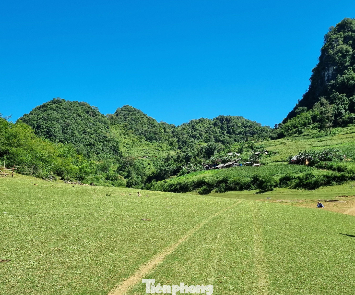 Bên dưới Mắt Thần Núi là những con suối uốn lượn bao bọc lấy thảm cỏ mênh mông, xanh mướt tạo nên vẻ đẹp mềm mại nên thơ như nàng thiếu nữ tuổi xuân thì. Trên những vạt cỏ xanh mênh mông bên hồ nước là các hang sâu có đáy phủ rêu xanh và lởm chởm nhũ đá với những hình dạng khác nhau.