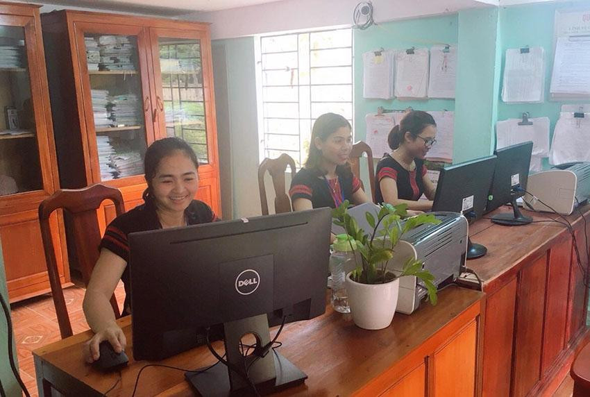 Thứ 2 hàng tuần cán bộ xã đều mặc trang phục thổ cẩm đến công sở. Thứ 2 hàng tuần cán bộ xã đều mặc trang phục thổ cẩm đến công sở.