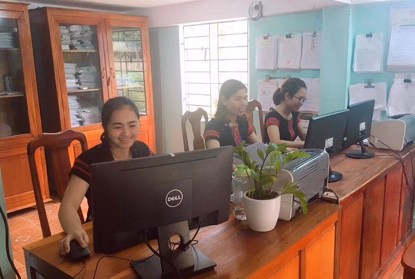 Thứ 2 hàng tuần cán bộ xã đều mặc trang phục thổ cẩm đến công sở.