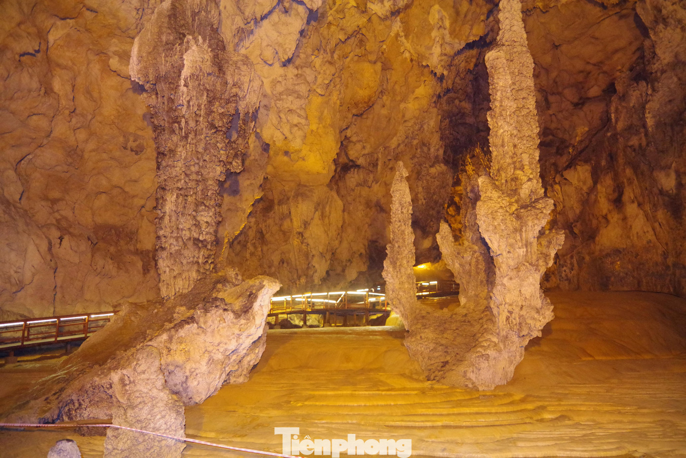 Đặc biệt, nhũ đá trong động có màu khác hẳn với những hang động ở địa phương khác bởi lượng canxi pha nhiều tạp chất, phản chiếu ánh sáng lung linh, huyền ảo. Trong ảnh: Hình ảnh được liên tưởng với cây san hô và ruộng bậc thang.