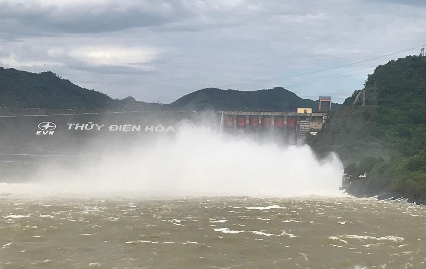 Vào 10h ngày 17/6, thủy điện Hòa Bình xả lũ 5 cửa mặt, lưu lượng 8.027m3/giây (chưa tính nước qua máy phát).