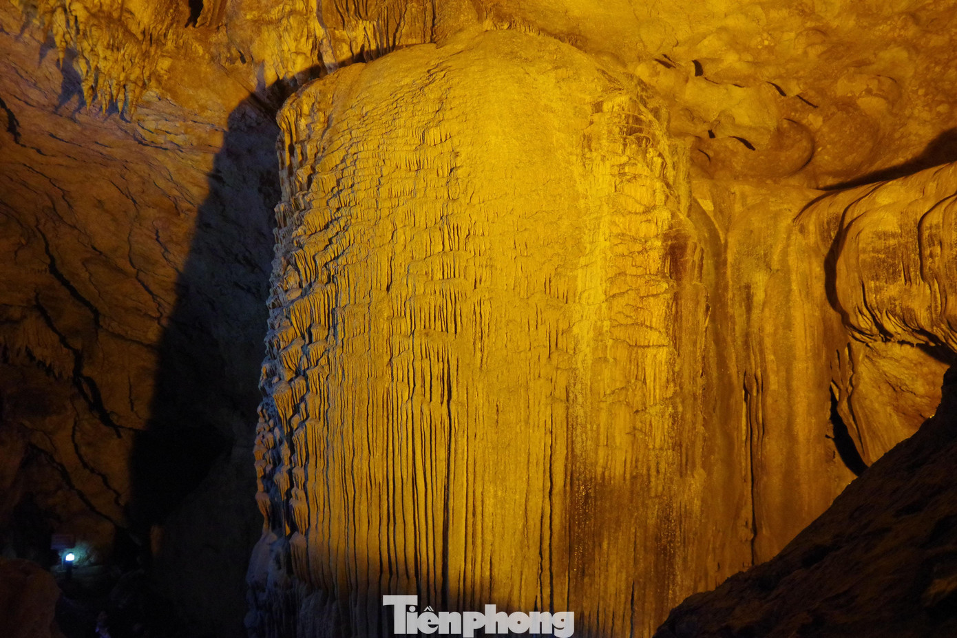 Hình ảnh "thác vàng" trong Ngườm Ngao.