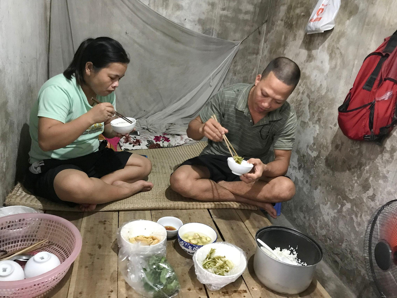 Dùng bữa cơm chiều đạm bạc với vợ chồng anh Tự, khi chúng tôi nhắc đến chuyện xăng vừa tăng giá, anh Tự thở dài: “Giờ bó rau muống đã 15 nghìn đồng rồi; mì tôm, dầu ăn… đều tăng giá. Mong “bão” giá qua đi, chứ thế này người lao động nghèo như chúng tôi khốn khổ lắm”.