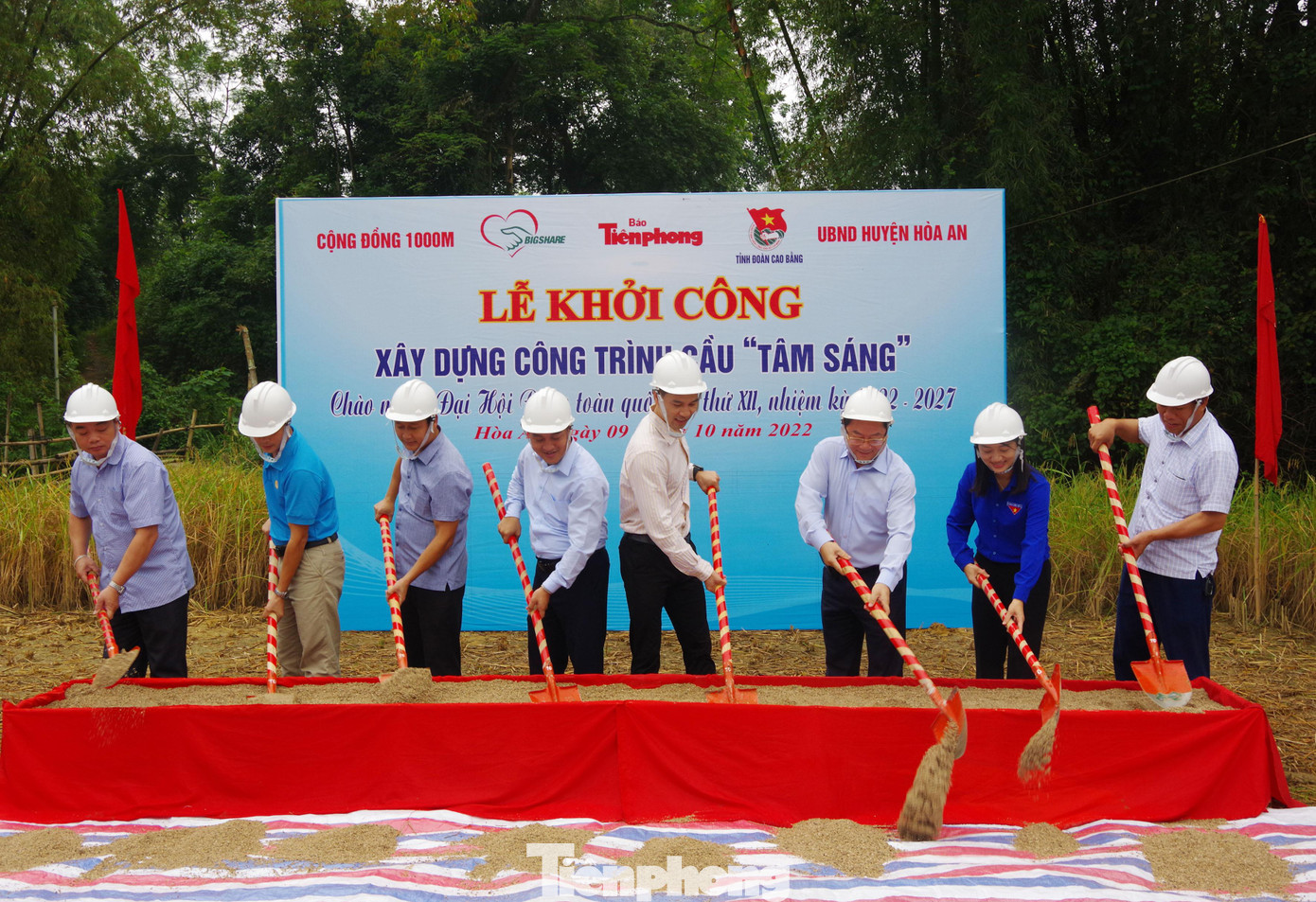 Tham dự buổi lễ khởi công có nhà báo Lê Xuân Sơn, Tổng Biên tập báo Tiền Phong; ông Nguyễn Đức Thiện, Chủ tịch Quỹ Big Share; ông Luân Chiến Công, Chủ tịch UBND huyện Hòa An; chị Triệu Thanh Dung, Phó Bí thư Tỉnh Đoàn Cao Bằng và đông đảo người dân địa phương.