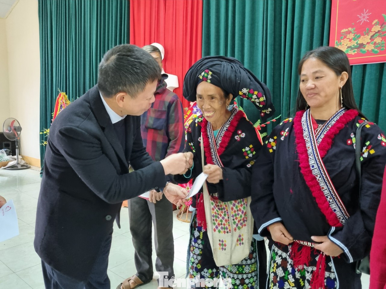 Đây là năm thứ 10 liên tiếp Quỹ Thiện Tâm phối hợp với báo Tiền Phong trao quà tết cho người nghèo của tỉnh Thanh Hóa.