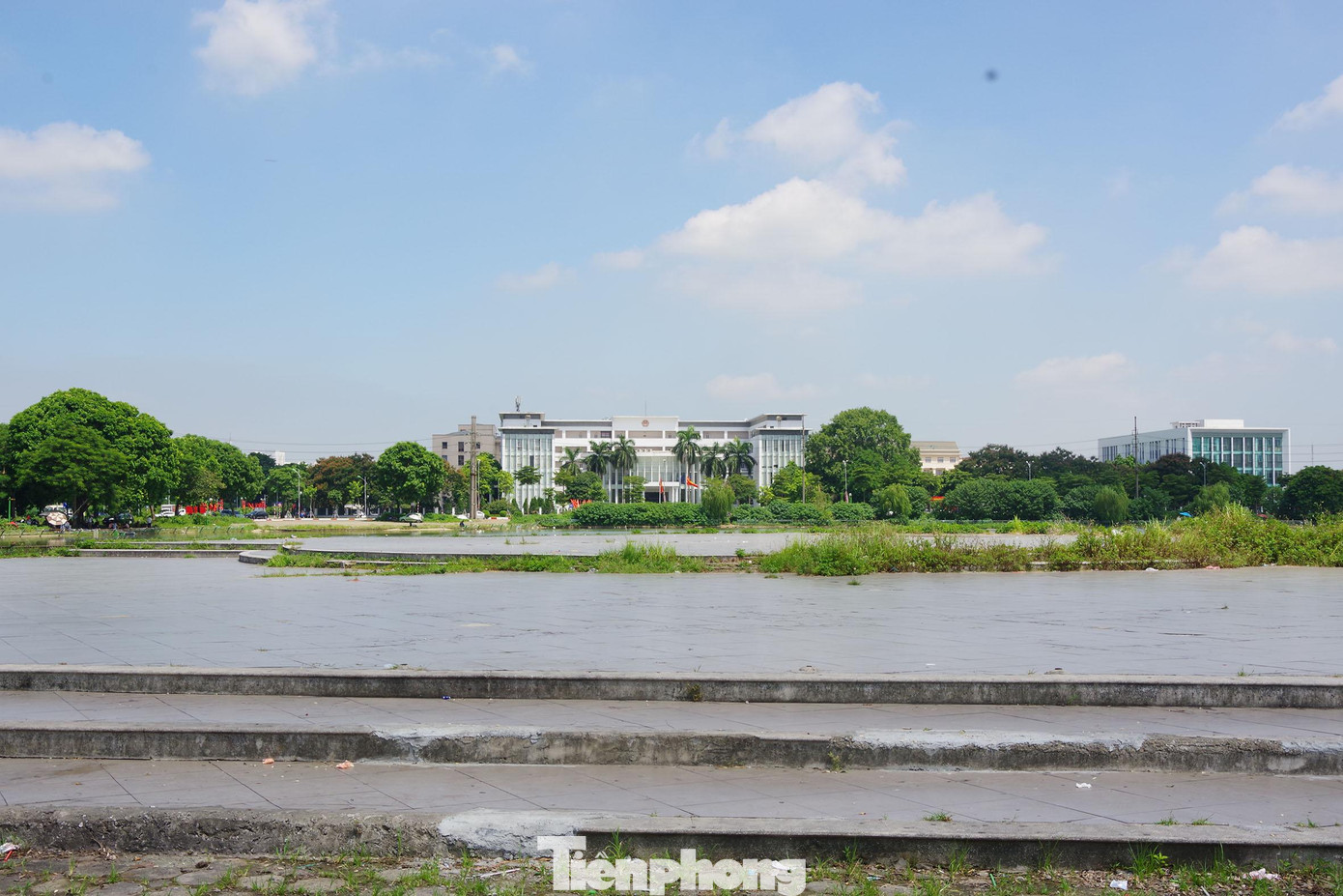 Công viên khu đô thị Việt Hưng diện tích hơn 157.000m2, nằm ở mặt tiền của Quận ủy, UBND, HĐND quận Long Biên.