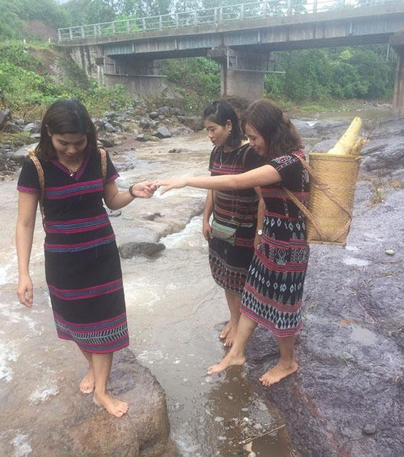 Phụ nữ Pa Kô duyên dáng trong trang phục thổ cẩm. Phụ nữ Pa Kô duyên dáng trong trang phục thổ cẩm.