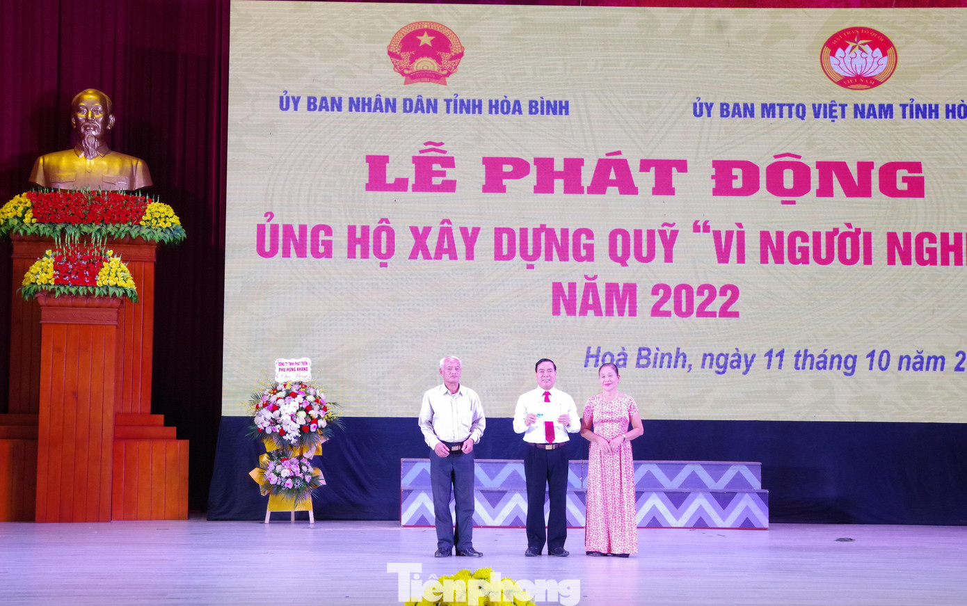 Các cụ cao niên tiết kiệm lương hưu ủng hộ Quỹ Vì người nghèo tỉnh Hòa Bình.