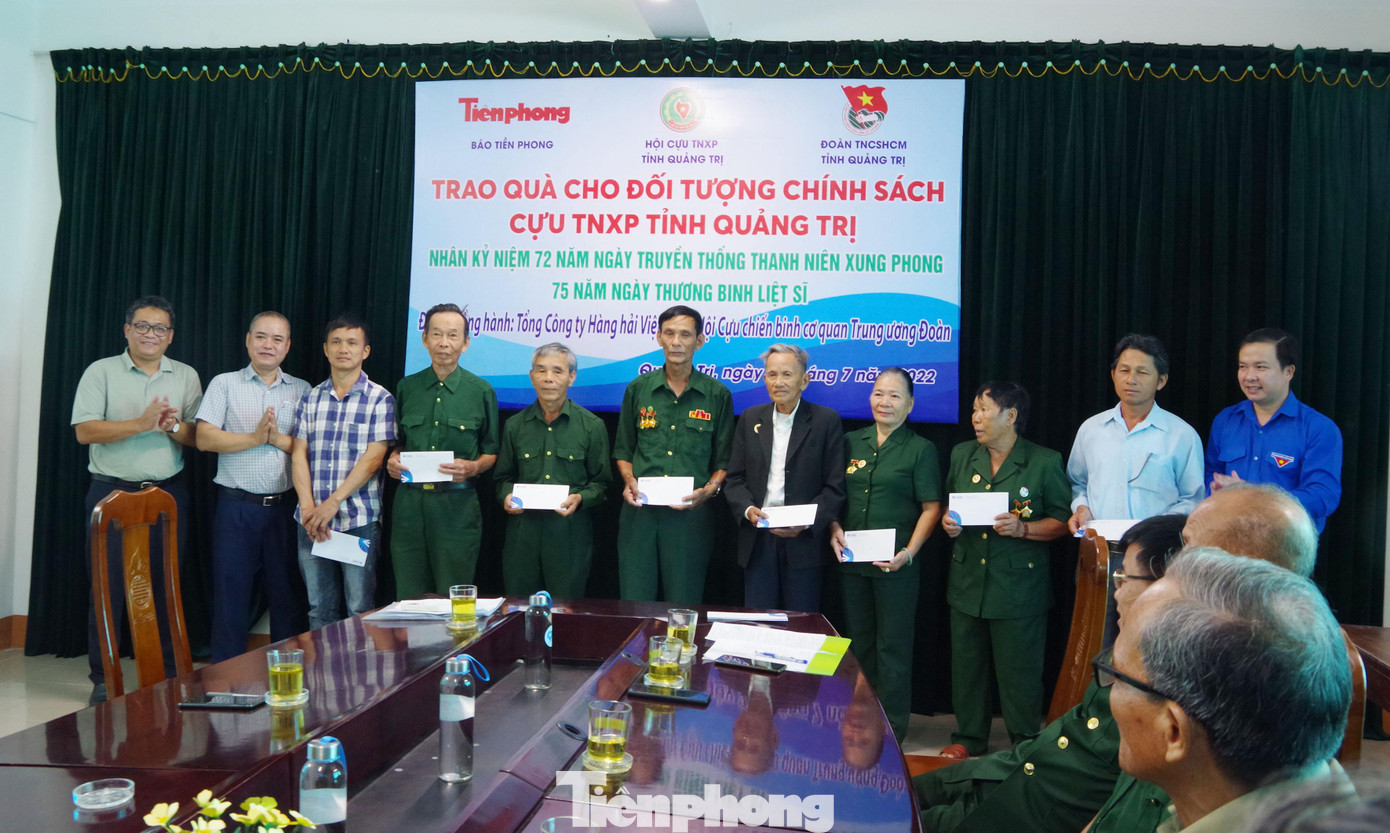 Đại diện doanh nghiệp, báo Tiền phong, Tỉnh đoàn Quảng Trị trao quà cho các cô chú cựu TNXP. Đại diện doanh nghiệp, báo Tiền phong, Tỉnh đoàn Quảng Trị trao quà cho các cô chú cựu TNXP.