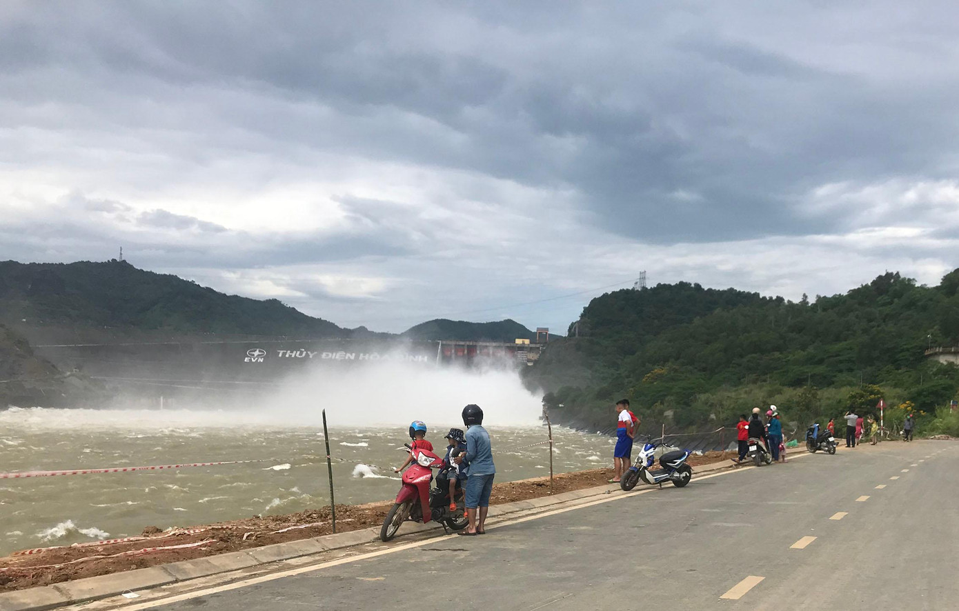 Không chỉ người dân tại TP. Hòa Bình, người dân một số huyện cách Thủy điện Hòa Bình 15 đến 20km cũng về xem xả lũ.