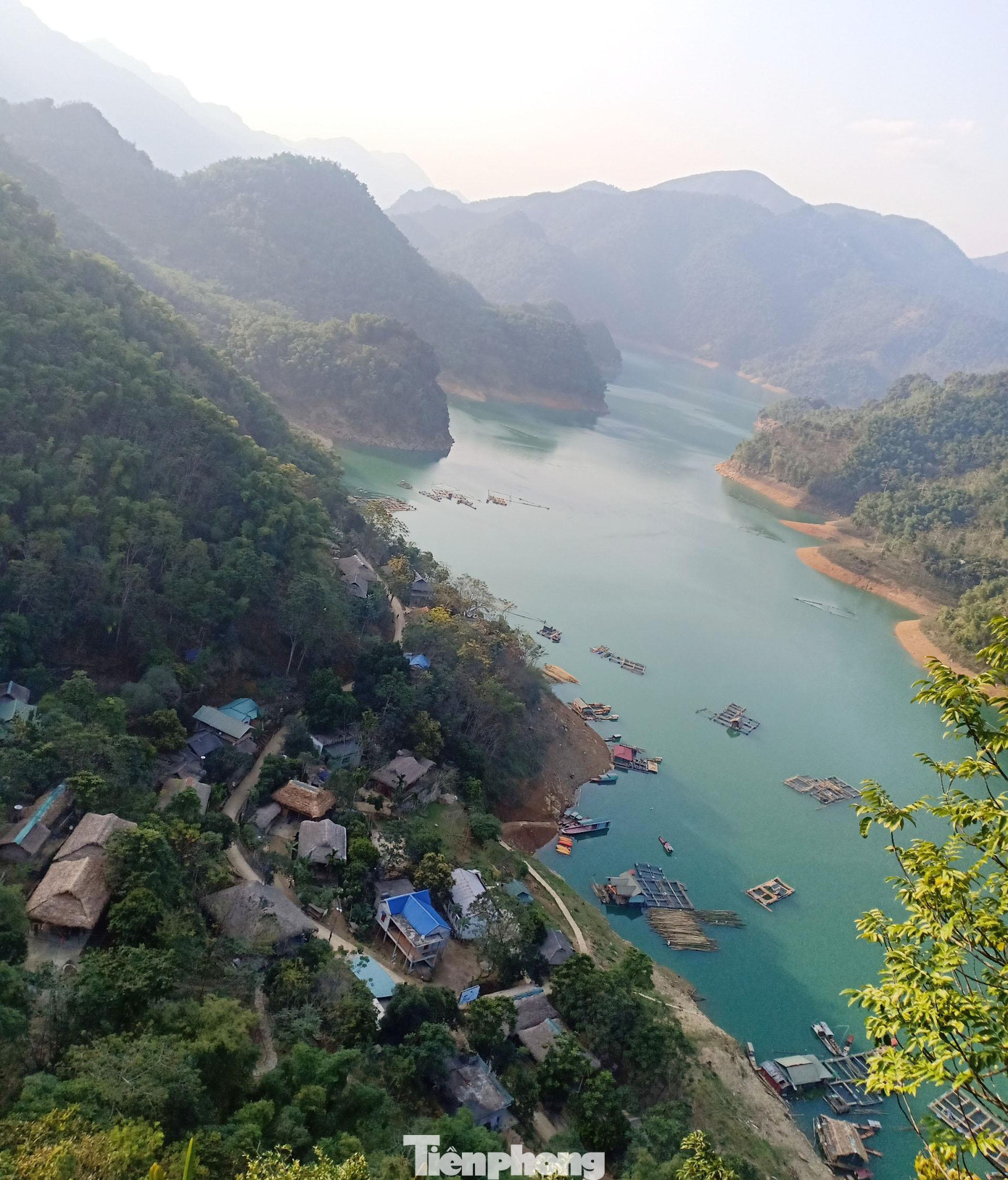 Nếu đi theo tuyến đường bộ xuất phát từ TP. Hòa Bình qua thị trấn Đà Bắc, du khách khám phá thêm một chặng đường dài qua nhiều bản làng một bên là cây xanh, một bên là lòng hồ thủy điện mênh mang.