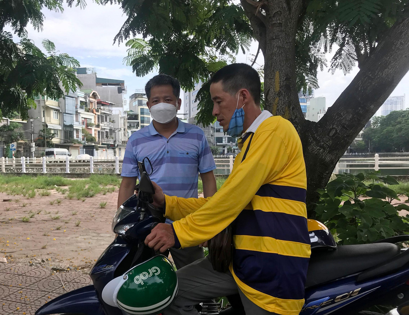 Dù khách đi xe trả giá thấp hơn quy định, nhưng anh Cường vẫn nhận đi, nhằm "vớt vát" thêm thu nhập. Ảnh: Viết Hà Dù khách đi xe trả giá thấp hơn quy định, nhưng anh Cường vẫn nhận đi, nhằm "vớt vát" thêm thu nhập. Ảnh: Viết Hà