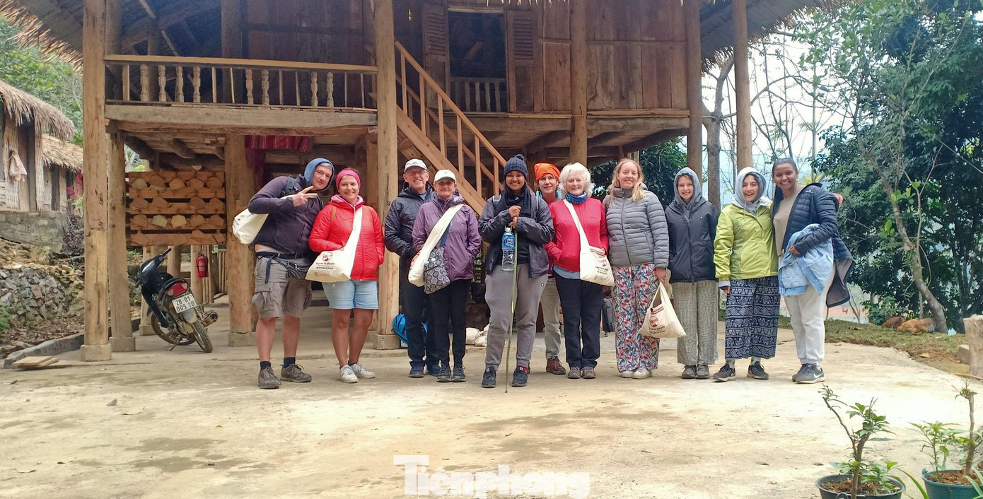 Sự hiếu khách, chân thành của những người dân ở bản Đá Bia làm du khách có cảm giác gần gũi, thân thương như một thành viên của xóm, bản.
