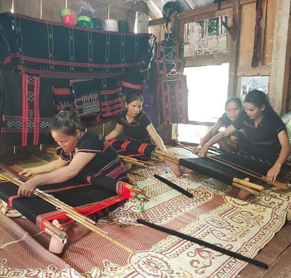 Chị em đồng bào Pa Kô miệt mài bên khung cửi sau mỗi buổi lên nương. Chị em đồng bào Pa Kô miệt mài bên khung cửi sau mỗi buổi lên nương.