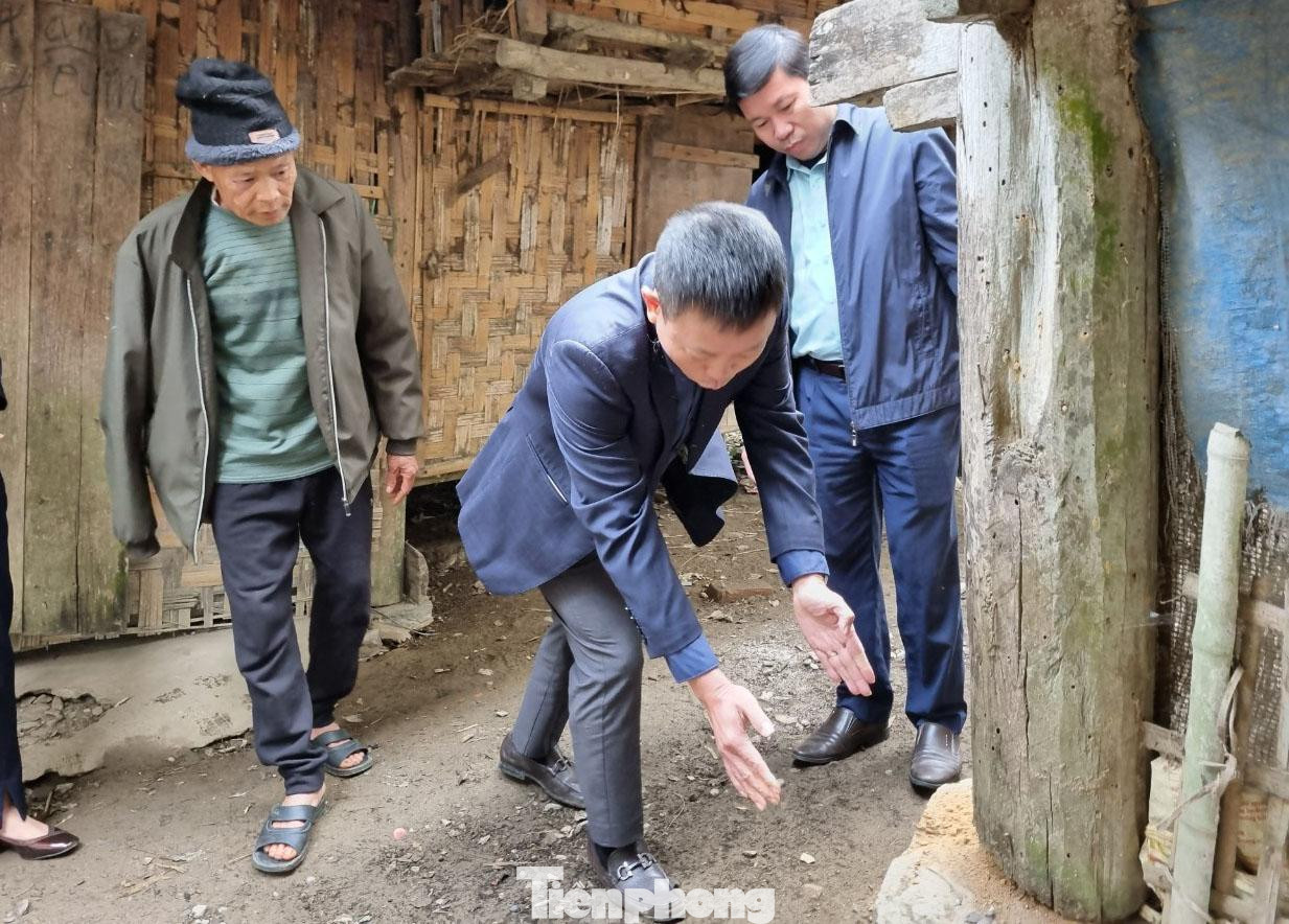 Trong đợt kiểm tra này đoàn dự lễ khởi công sửa chữa nhà của ông Đinh Hồng Thi, xóm Cháu, xã Tú Lý, huyện Đà Bắc. Ông Thi cho biết, ngôi nhà được dựng từ năm 1970, đến 1972 thì đi bộ đội. Do cuộc sống khó khăn, dù ngôi nhà đã có tuổi đời hơn 50 năm, mối mọt đã phá đi nhiều cột, kèo, nhưng vẫn không có tiền để sửa. Nhờ sự hỗ trợ vốn của các cơ quan, tôi cố gắng thêm và nhờ hàng xóm láng giềng giúp đỡ sửa sang ngôi nhà, để vợ chồng già yên tâm, không phải lo ngay ngáy nhà sập xuống lúc nào không biết.