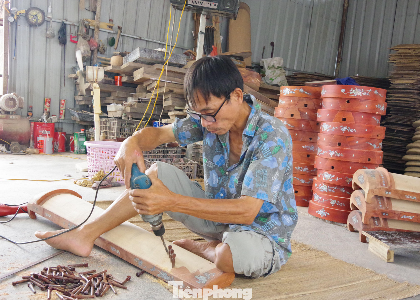 Đào Xá là làng nghề truyền thống chế tác nhạc cụ dân tộc, có tuổi đời khoảng 200 năm, đang bị mai một. Hiện, làng chỉ duy nhất còn một người làm nghề là anh Đoàn Văn Tuấn, sinh năm 1965, con của Nghệ nhân ưu tú Đào Văn Soạn đã mất cách đây không lâu.