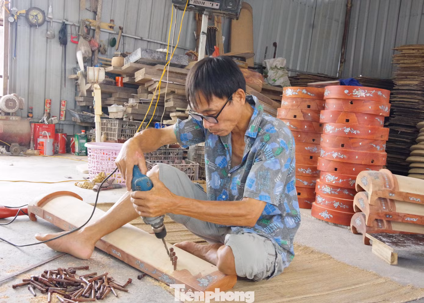 Đào Xá là làng nghề truyền thống chế tác nhạc cụ dân tộc, có tuổi đời khoảng 200 năm, đang bị mai một. Hiện, làng chỉ duy nhất còn một người làm nghề là anh Đoàn Văn Tuấn, sinh năm 1965, con của Nghệ nhân ưu tú Đào Văn Soạn đã mất cách đây không lâu.
