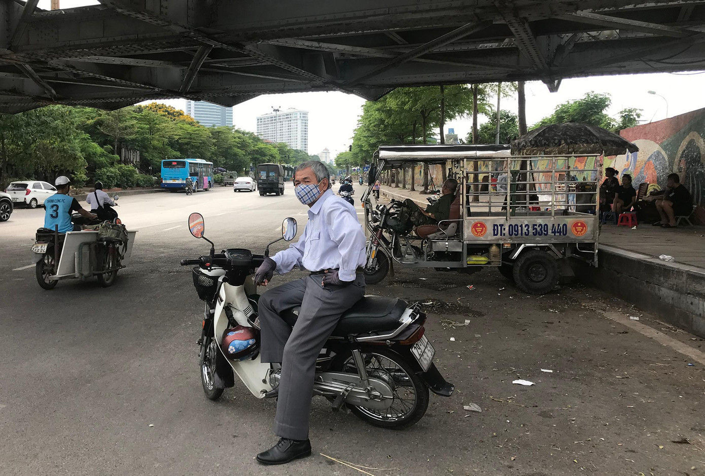 Dù trời trưa nắng gắt, đường ít người qua lại, nhưng ông Nguyễn Văn Hải (57 tuổi) vẫn đứng đón khách ở gầm cầu Long Biên, mong kiếm thêm thu nhập. Ảnh: Viết Hà Dù trời trưa nắng gắt, đường ít người qua lại, nhưng ông Nguyễn Văn Hải (57 tuổi) vẫn đứng đón khách ở gầm cầu Long Biên, mong kiếm thêm thu nhập. Ảnh: Viết Hà